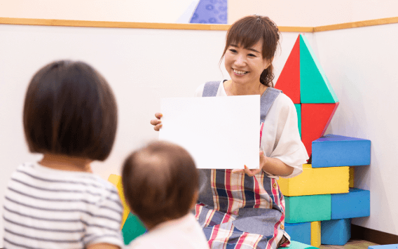 託児サービスの保育士と子ども